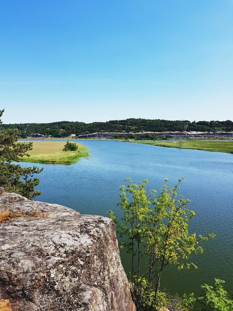 Vista panorámica del lago contra un cielo azul claro