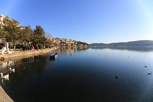 Foto vista panorámica del lago contra el cielo azul claro