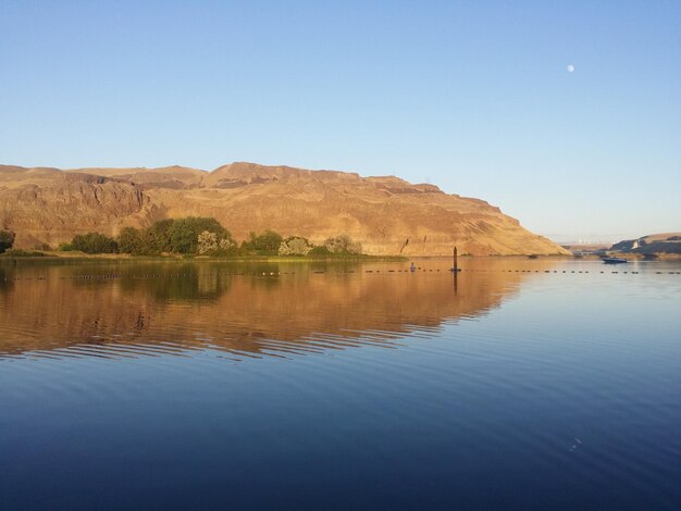 Vista panorámica del lago contra el cielo azul claro