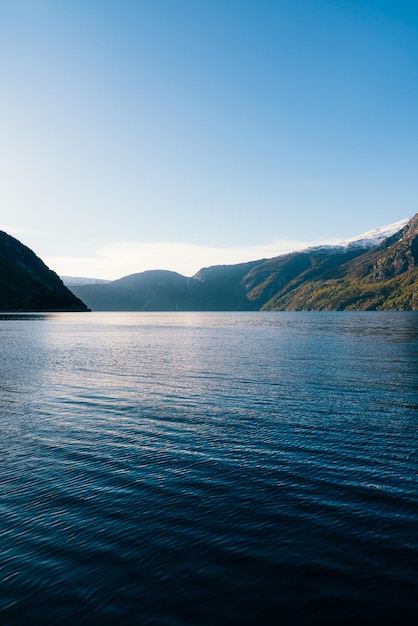 Foto vista panorámica del lago contra el cielo azul claro