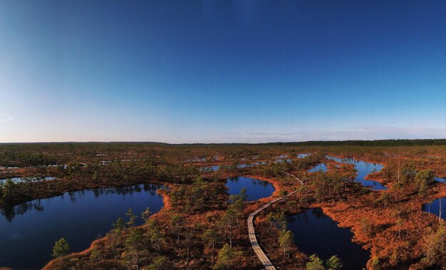 Vista panorámica del lago contra el cielo azul claro