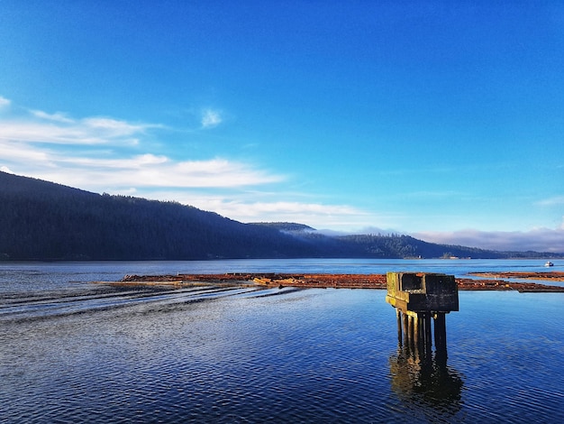 Foto vista panorámica del lago contra el cielo azul