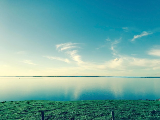 Vista panorámica del lago contra el cielo azul
