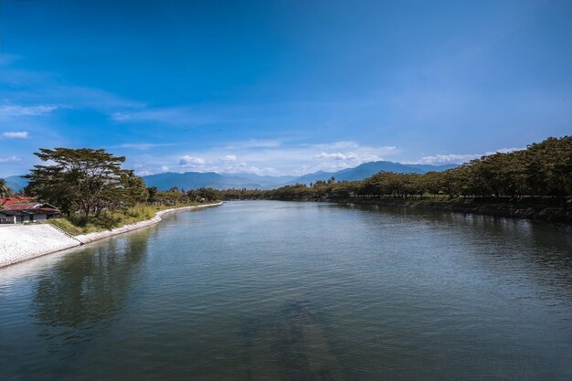 Vista panorámica del lago contra el cielo azul