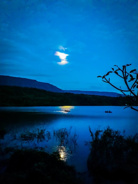 Vista panorámica del lago contra el cielo azul