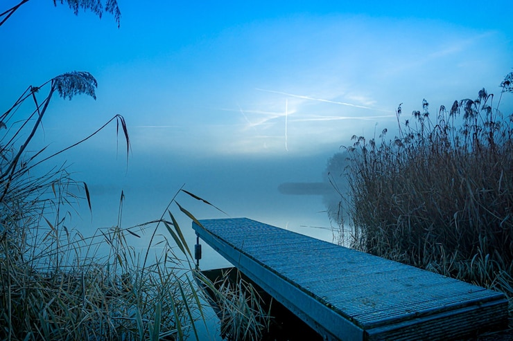 Foto vista panorámica del lago contra el cielo azul