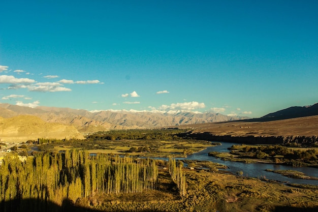 Foto vista panorámica del lago contra el cielo azul