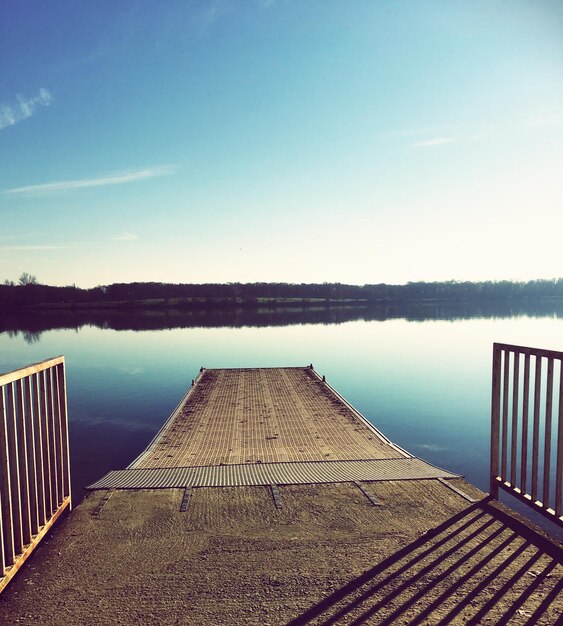 Foto vista panorámica del lago contra el cielo despejado