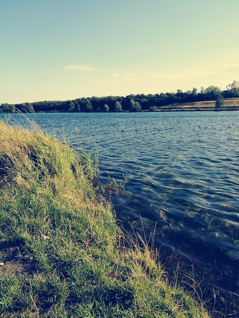 Vista panorámica del lago contra el cielo despejado