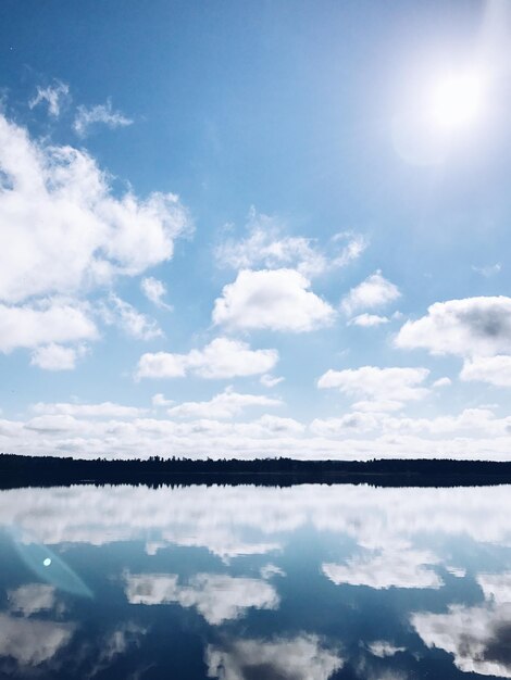 Foto vista panorámica del lago contra el cielo en un día soleado