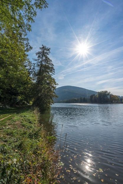 Foto vista panorámica del lago contra el cielo en un día soleado