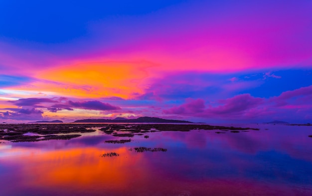 Vista panorámica del lago contra el cielo dramático durante la puesta de sol