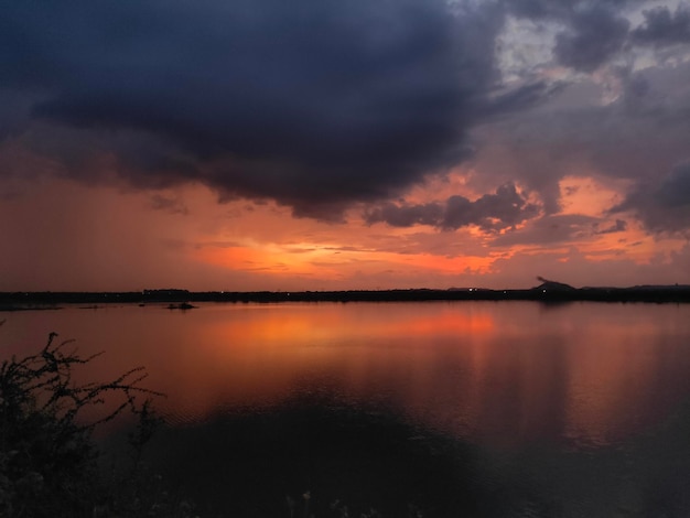 Foto vista panorámica del lago contra el cielo dramático durante la puesta de sol