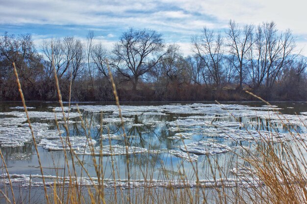 Foto vista panorámica del lago contra el cielo durante el invierno