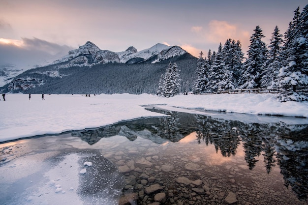 Vista panorámica del lago contra el cielo durante el invierno