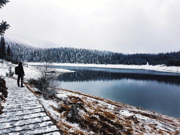 Vista panorámica del lago contra el cielo durante el invierno