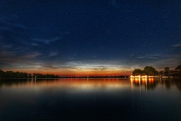 Foto vista panorámica del lago contra el cielo por la noche