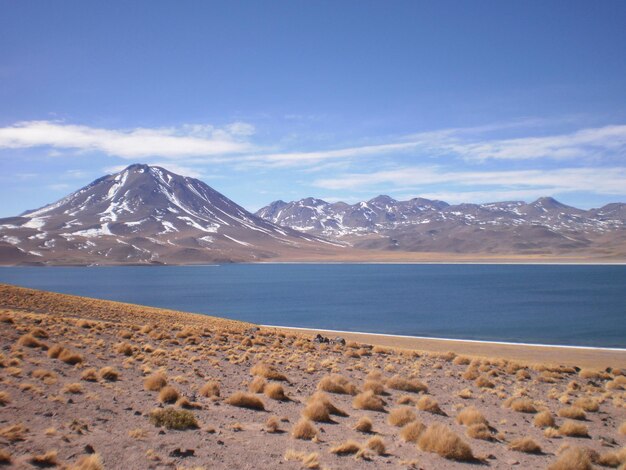 Vista panorámica del lago contra el cielo nublado