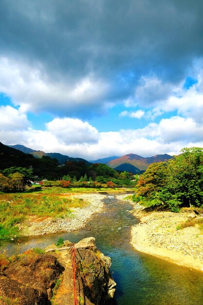 Foto vista panorámica del lago contra el cielo nublado