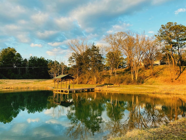 Foto vista panorámica del lago contra el cielo durante el otoño