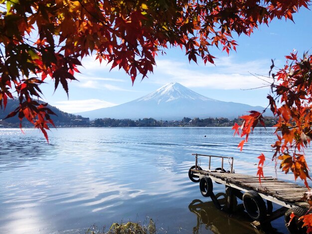 Foto vista panorámica del lago contra el cielo durante el otoño