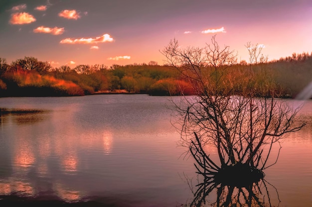 Foto vista panorámica del lago contra el cielo durante la puesta de sol