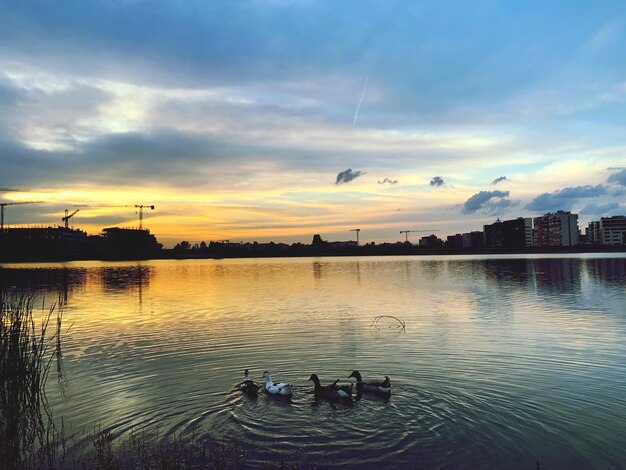 Vista panorámica del lago contra el cielo durante la puesta de sol