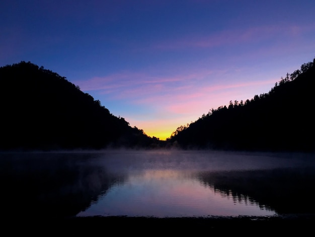 Vista panorámica del lago contra el cielo durante la puesta de sol