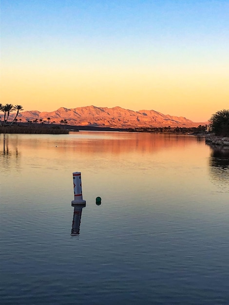 Vista panorámica del lago contra el cielo durante la puesta de sol