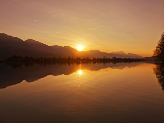 Vista panorámica del lago contra el cielo durante la puesta de sol