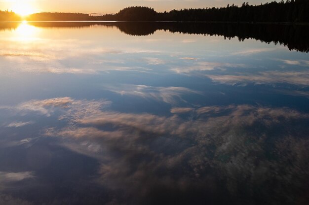 Foto vista panorámica del lago contra el cielo durante la puesta de sol