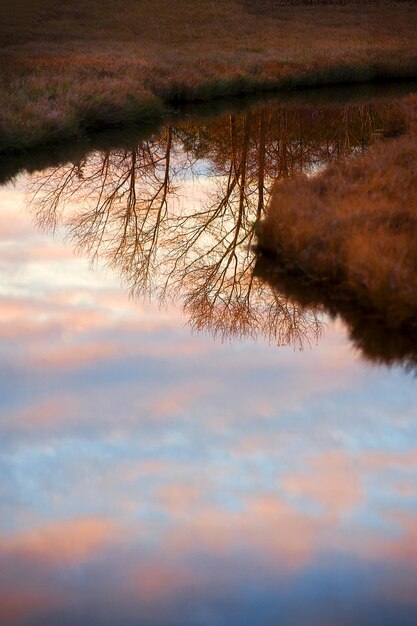 Foto vista panorámica del lago contra el cielo durante la puesta de sol