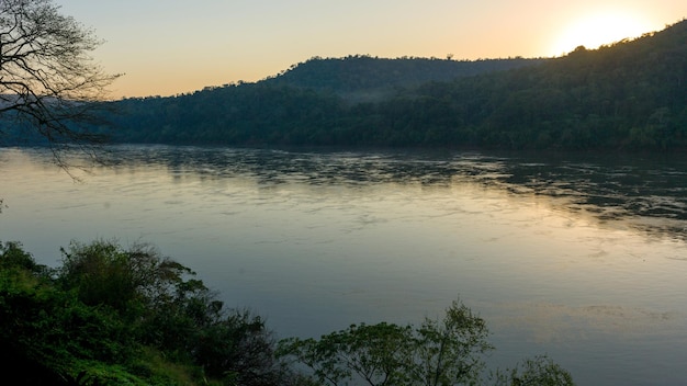 Vista panorámica del lago contra el cielo durante la puesta de sol