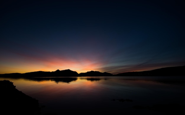Vista panorámica del lago contra el cielo durante la puesta de sol