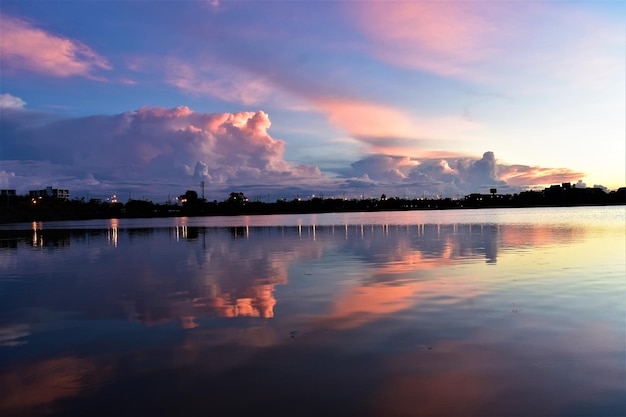 Vista panorámica del lago contra el cielo durante la puesta de sol