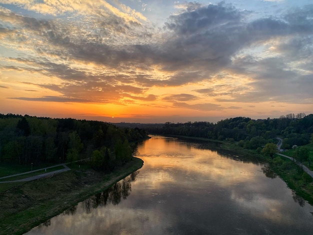 Foto vista panorámica del lago contra el cielo durante la puesta de sol