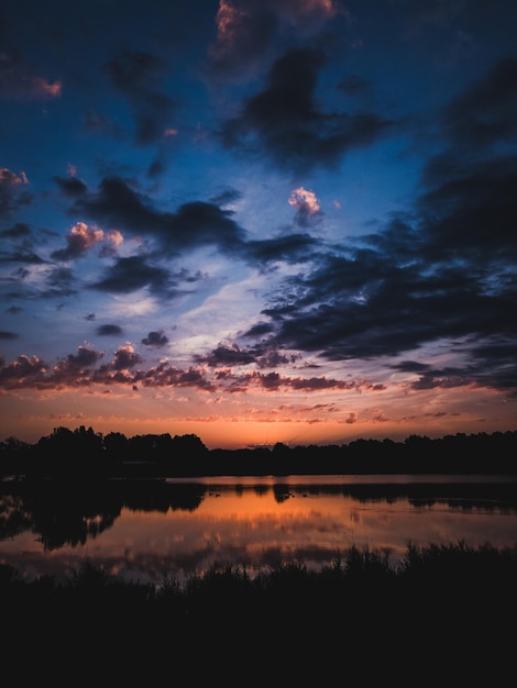 Foto vista panorámica del lago contra el cielo durante la puesta de sol