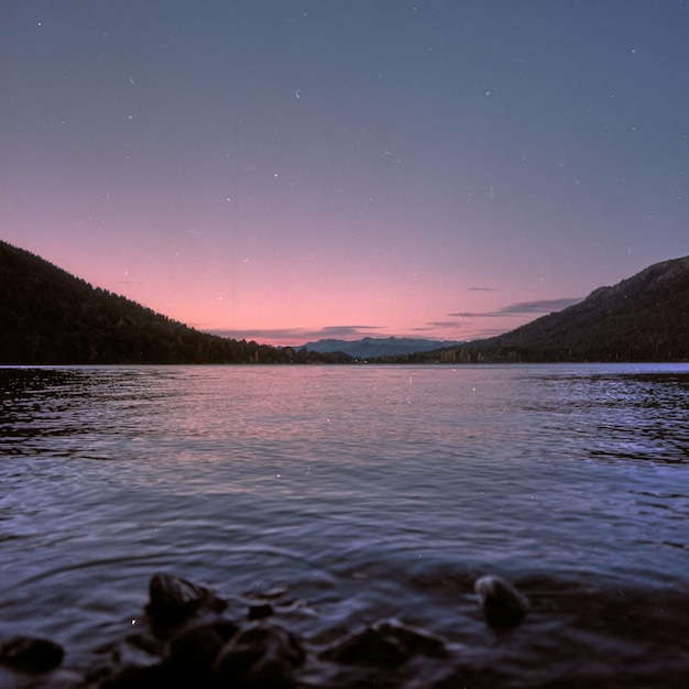 Foto vista panorámica del lago contra el cielo durante la puesta de sol