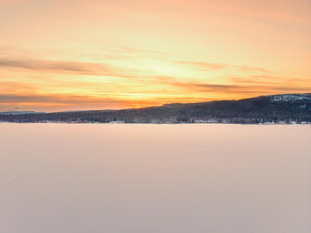 Foto vista panorámica del lago contra el cielo durante la puesta de sol