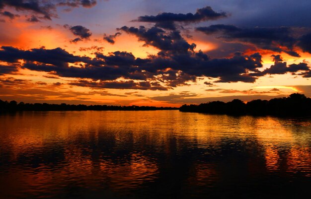 Foto vista panorámica del lago contra el cielo romántico al atardecer