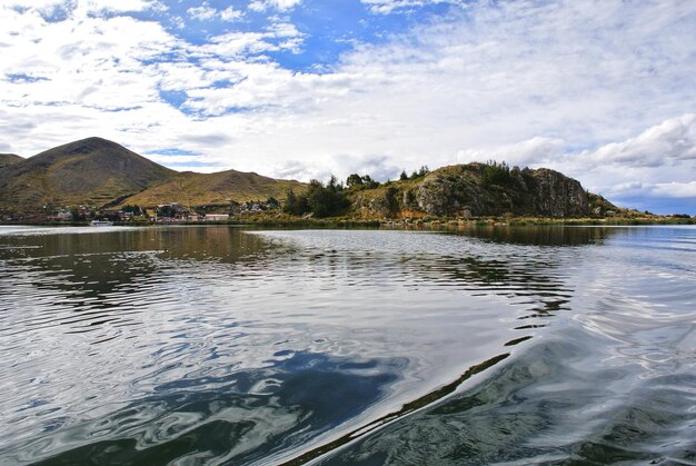 Vista panorámica del lago contra el cielo