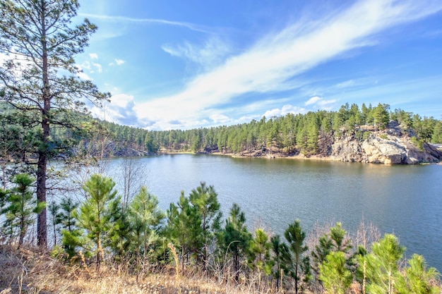 Vista panorámica del lago contra el cielo