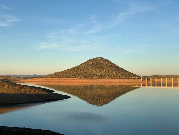 Vista panorámica del lago contra el cielo