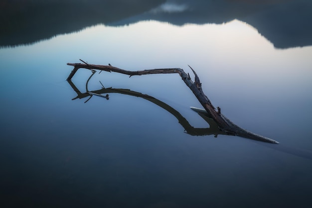 Vista panorámica del lago contra el cielo