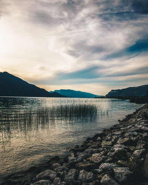 Vista panorámica del lago contra el cielo