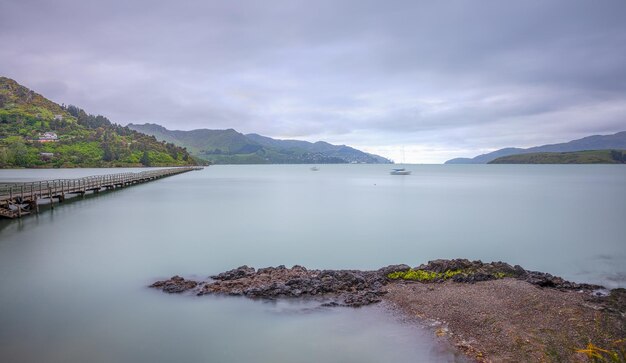 Vista panorámica del lago contra el cielo