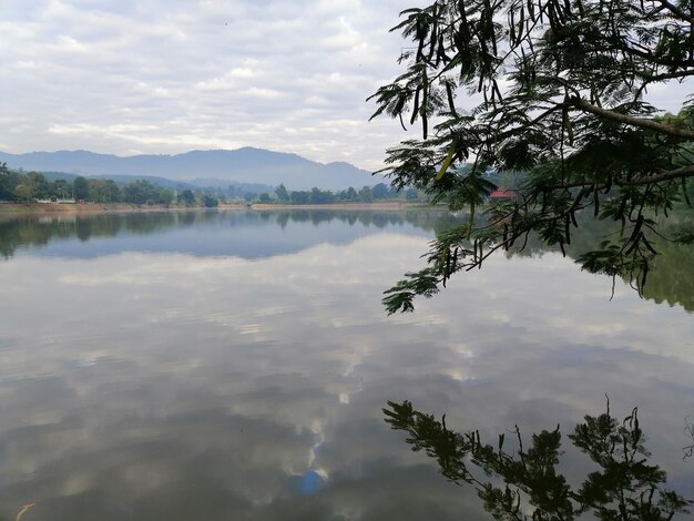 Vista panorámica del lago contra el cielo