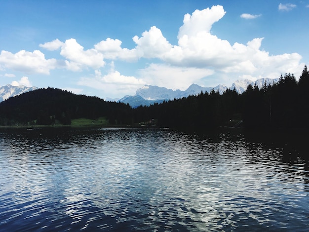 Vista panorámica del lago contra el cielo