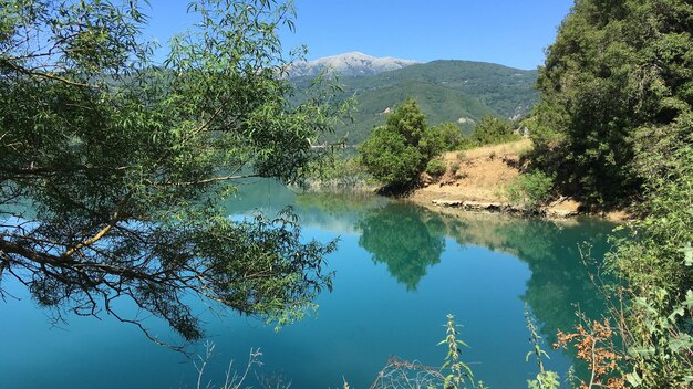 Vista panorámica del lago contra el cielo