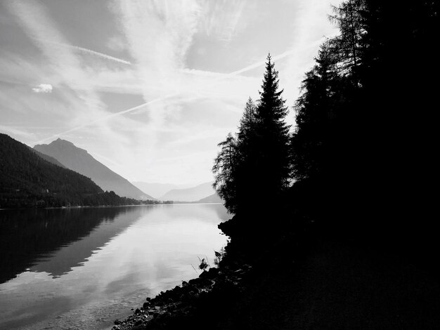 Vista panorámica del lago contra el cielo